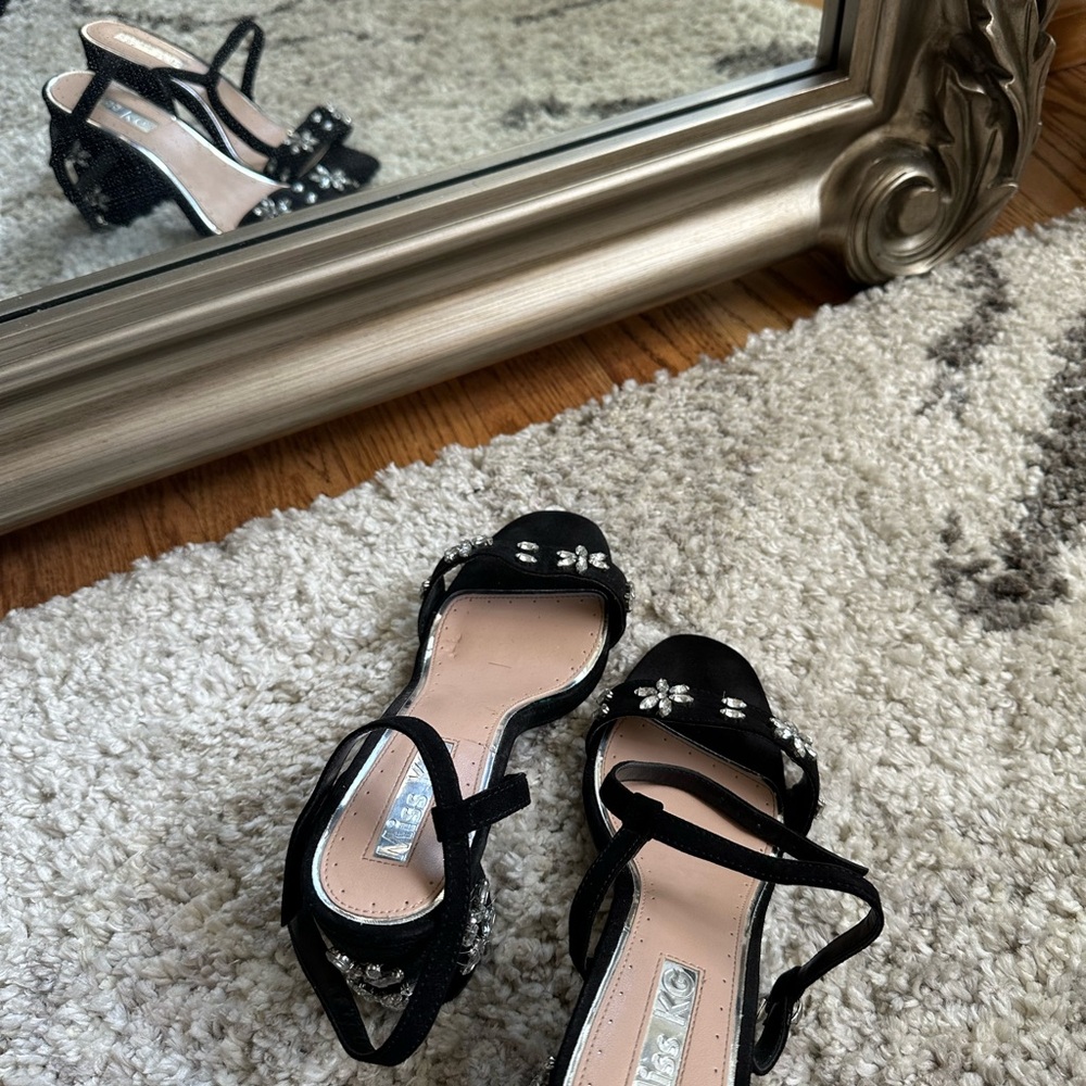 Elegant Black Sandals with Floral Accents